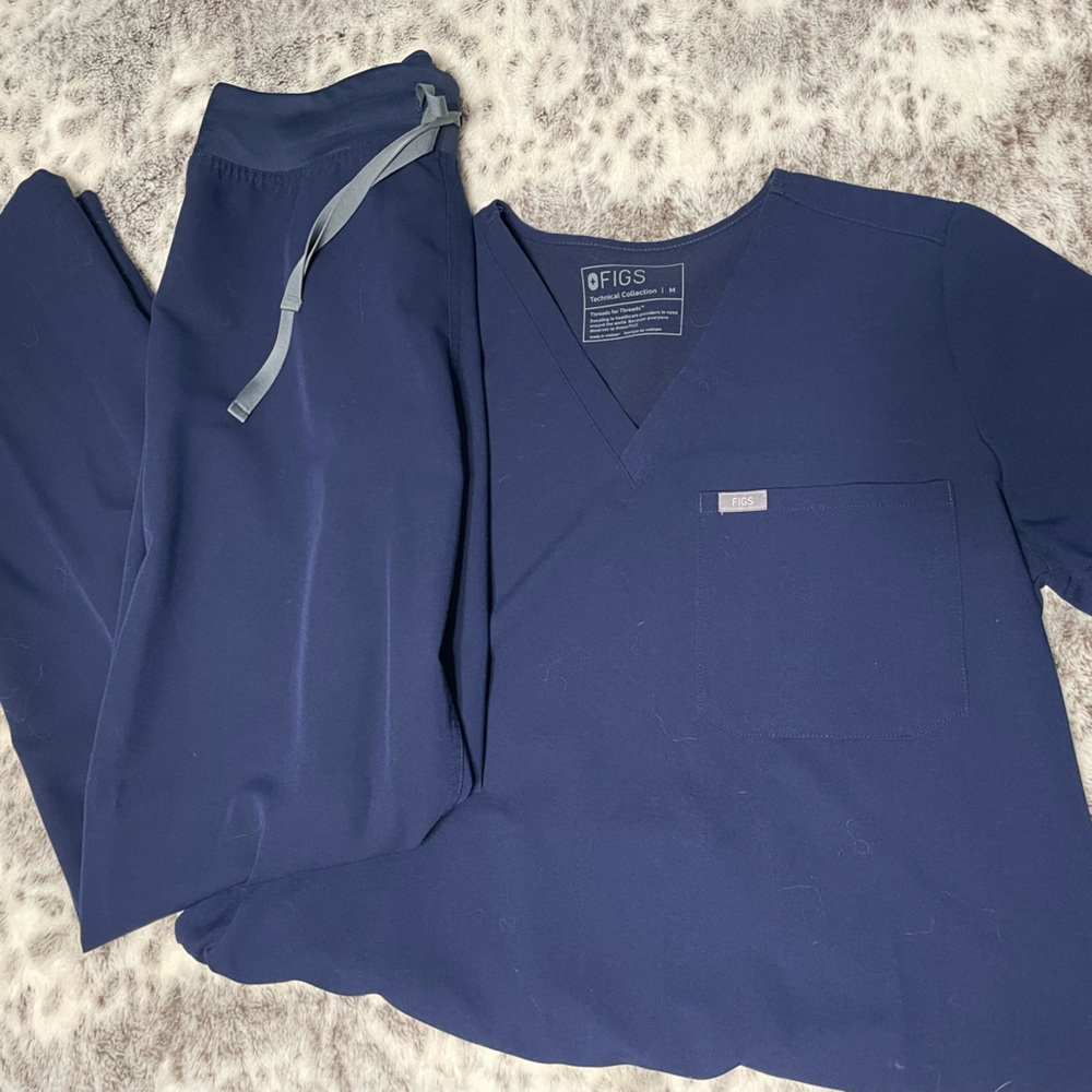 Figs navy scrub set. Catarina M top & Livingston scrub bottom size M